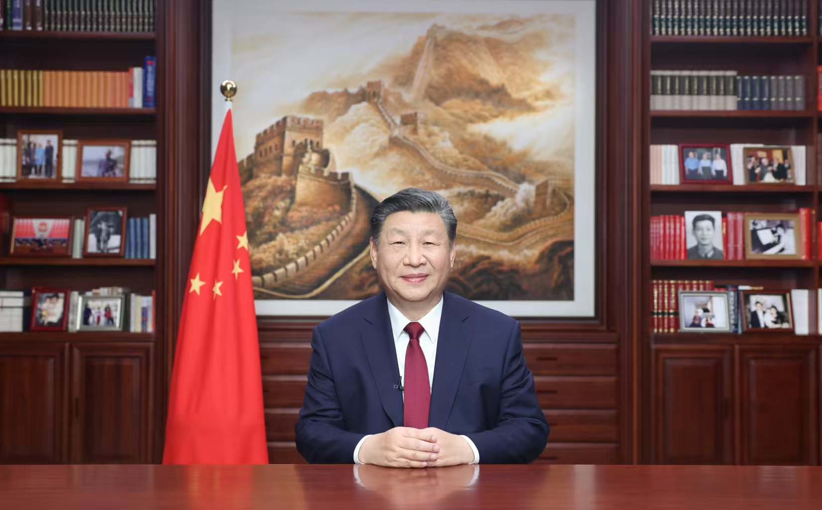2023年12月31日，新年前夕，國(guó)家主席習(xí)近平通過(guò)中央廣播電視總臺(tái)和互聯(lián)網(wǎng)，發(fā)表二〇二四年新年賀詞。圖片來(lái)源：新華社